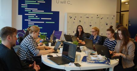 Dają naukę i pracę. Mają więcej chętnych niż renomowane uczelnie