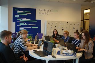 Dają naukę i pracę. Mają więcej chętnych niż renomowane uczelnie