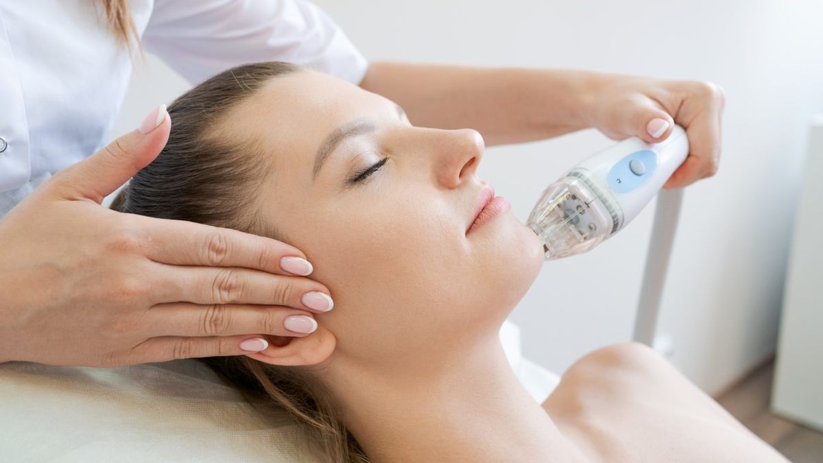 Radiofrekwencja mikroigłowa to zabieg, który polega na mikronakłuwaniu skóry i jednoczesnym emitowaniu fal radiowych.