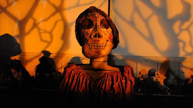 Polskie cmentarze się zmieniają. Automaty zamiast stoisk i solarne znicze 1