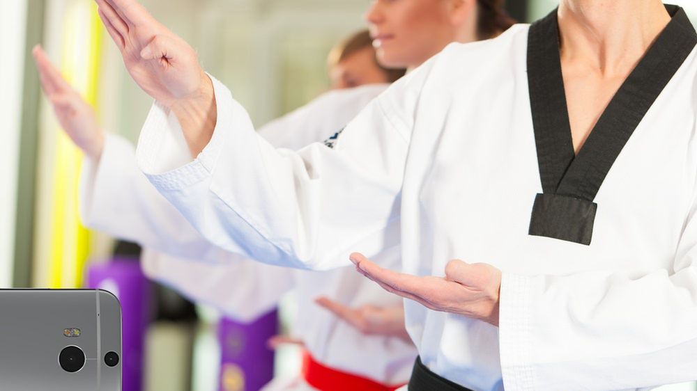 Krzywe zwierciadło: Metalowy smartfon do samoobrony? Powstała nowa sztuka walki 1