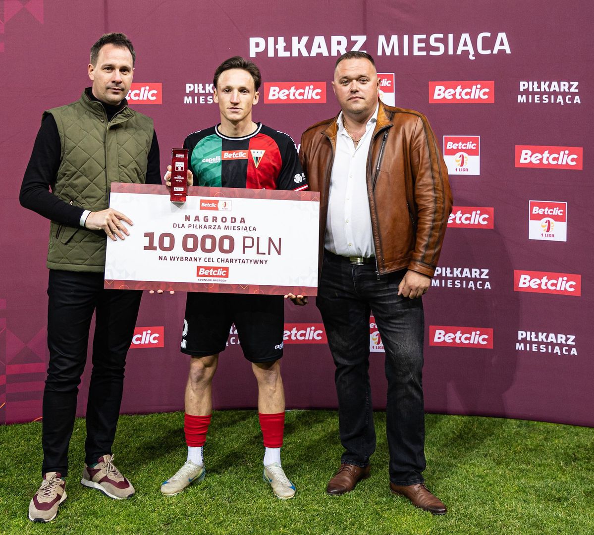 Julius Ertlthaler przekazujący nagrodę finansową