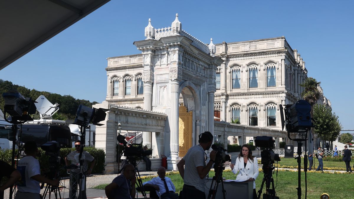 ISTANBUL, TURKEY - JULY 23: Members of the media are seen at work ahead of a new round of peace talks between Ukraine and Russia to be held at Ciragan Palace on July 23, 2025 in Istanbul, Turkey. Previous talks between Ukraine and Russia took place in Turkey in June and May of this year, but yielded few results. Russia launched a large-scale invasion of Ukraine in February 2022 and, despite pressure from the United States and other countries to resolve the conflict, the two sides seem far from any acceptable ceasefire agreement. (Photo by Chris McGrath/Getty Images)