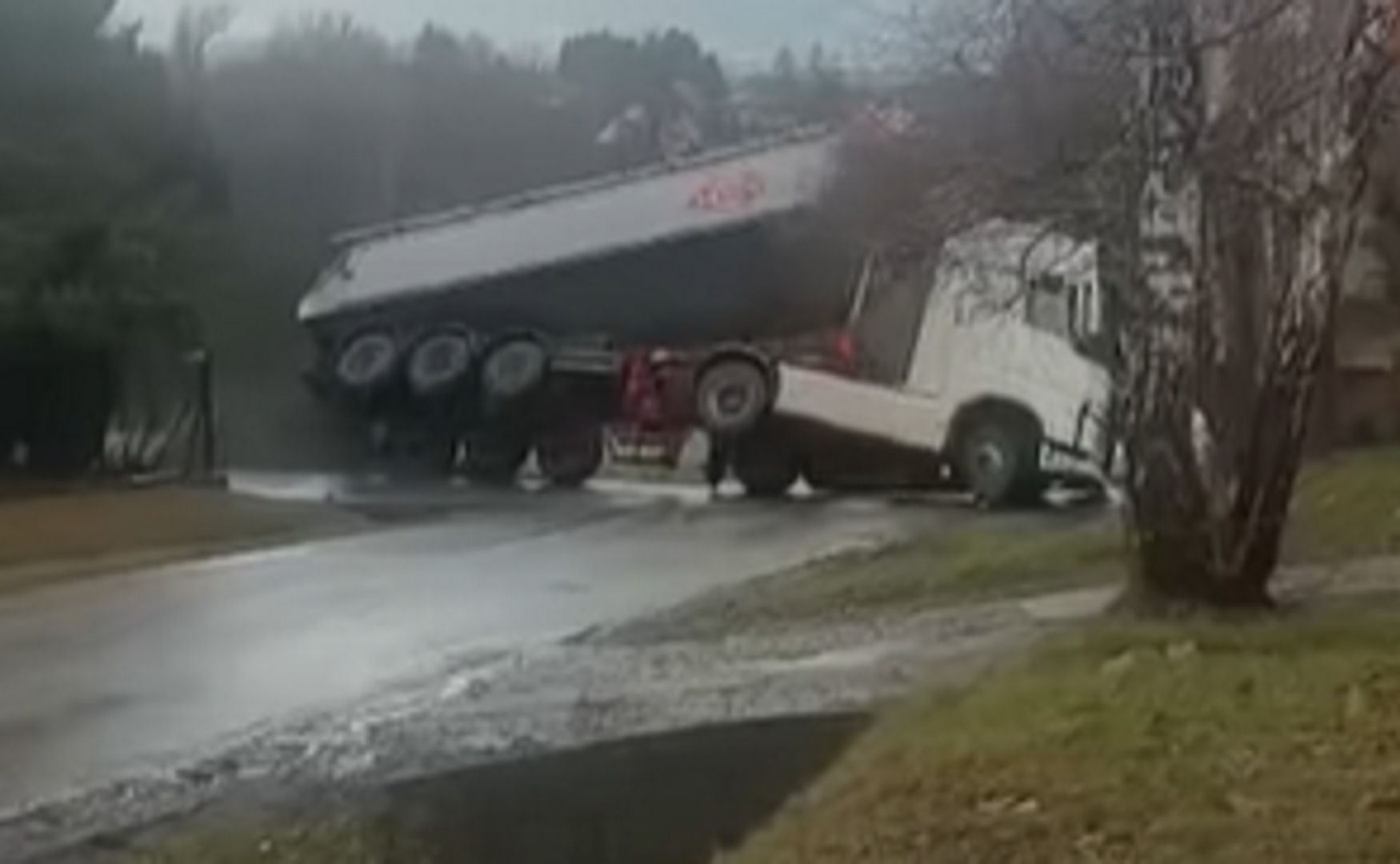 Ciężarówka przewróciła się jak zabawka. Nagranie wideo ze Śląska