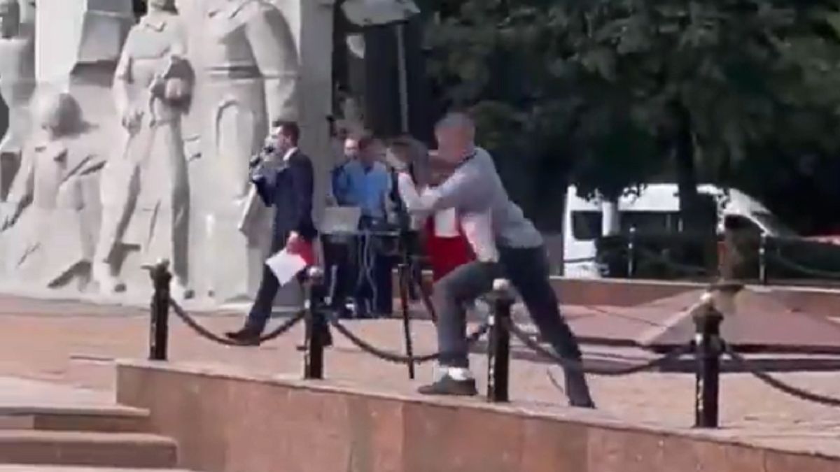 Mężczyzna wyrzucił głośnik, z którego leciał gymn Rosji 