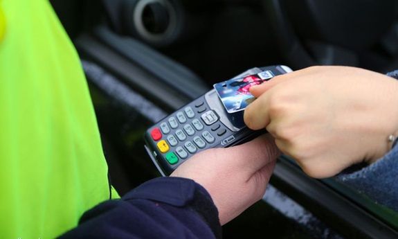 Płatność mandatu kartą u policji do 2028 roku – szybkie i wygodne rozwiązanie dla kierowców