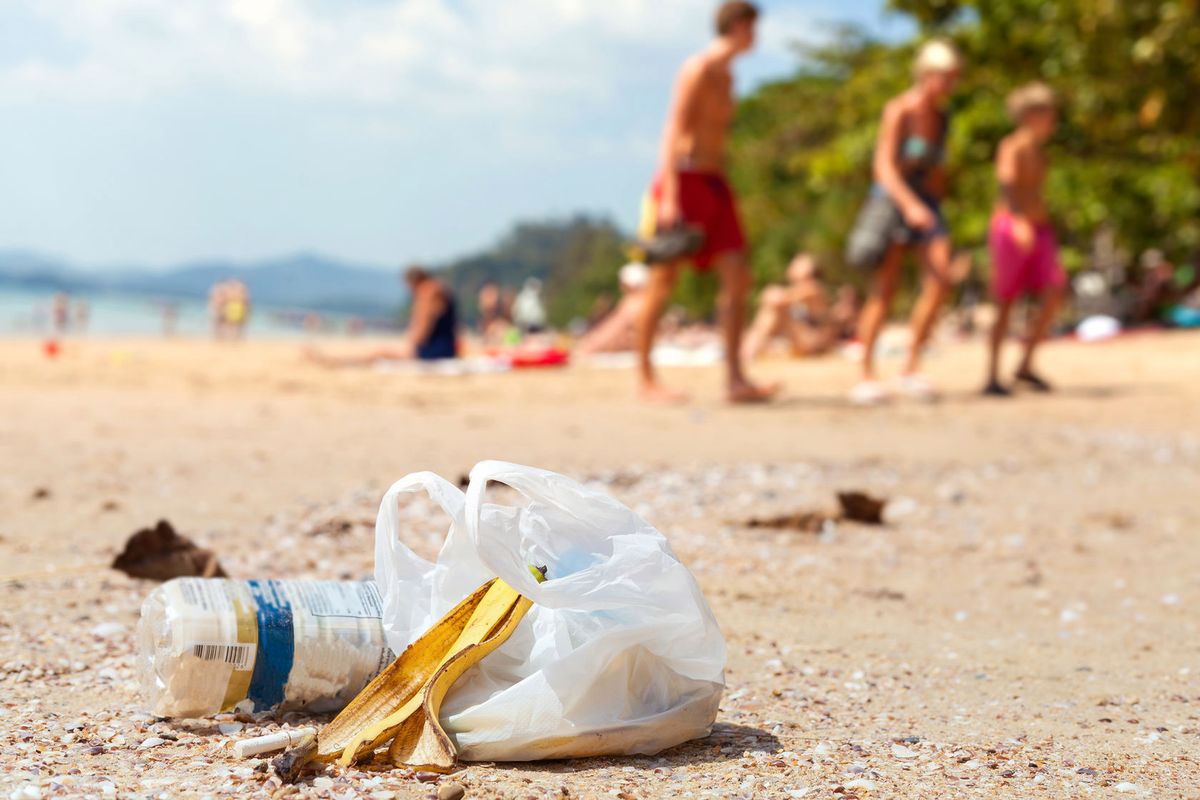 Plaże na Majorce toną w śmieciach. Rząd chce zakazać sprzedaży plastiku