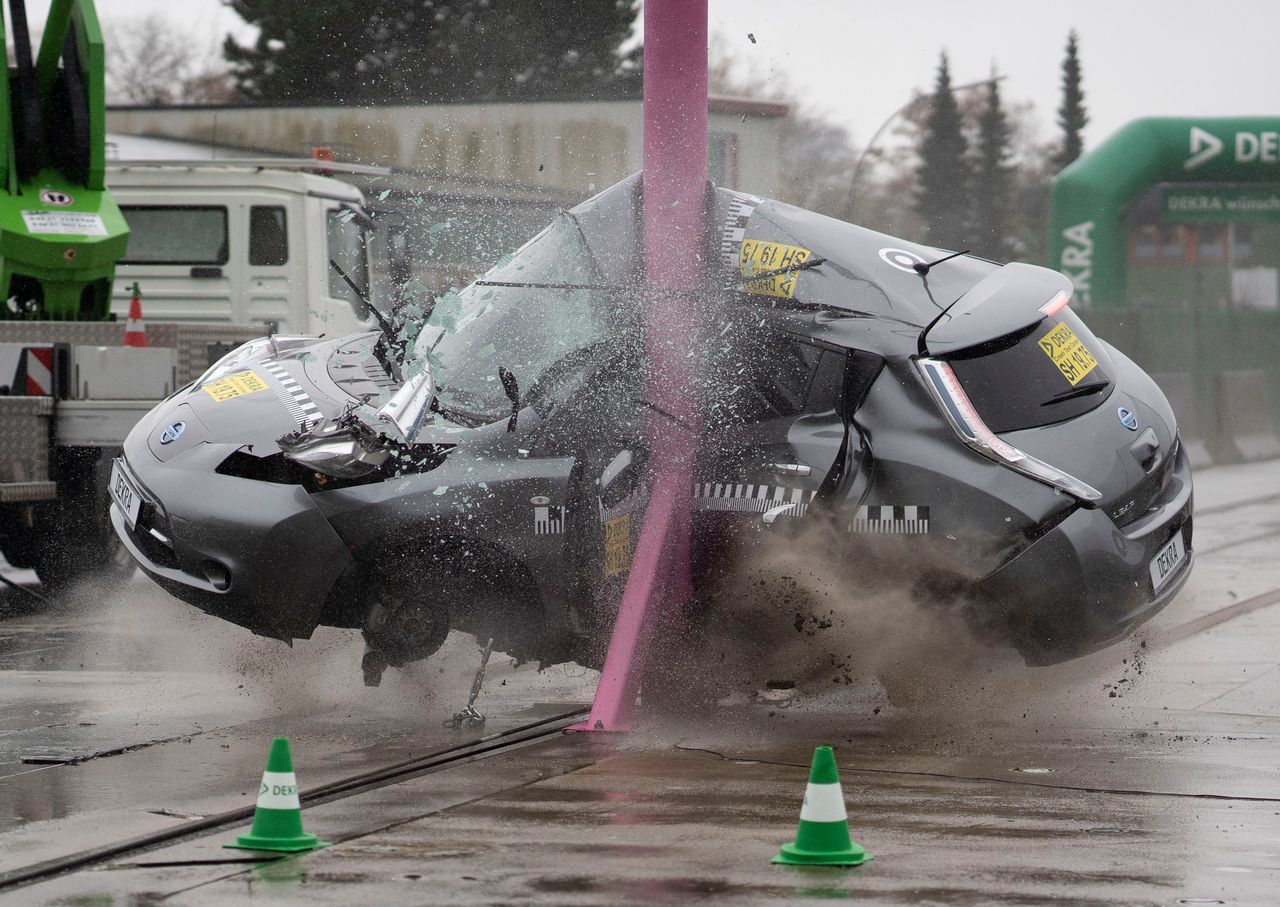 Boczne uderzenie w słup przy prędkości 75 km/h