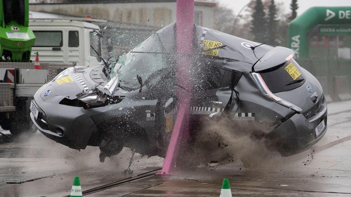 Boczne uderzenie w słup przy prędkości 75 km/h