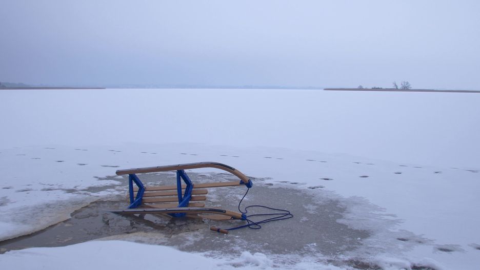 Pod dzieckiem załamał się lód