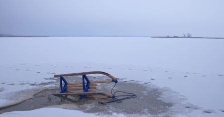 Pod trzylatkiem załamał się lód. Rozpędził się na sankach.