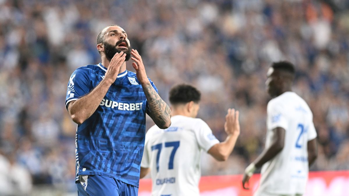 PAP / Jakub Kaczmarczyk / Zawodnik Lecha Poznań Mikael Ishak (L) podczas meczu 4. rundy eliminacji piłkarskiej Ligi Europy z KRC Genk