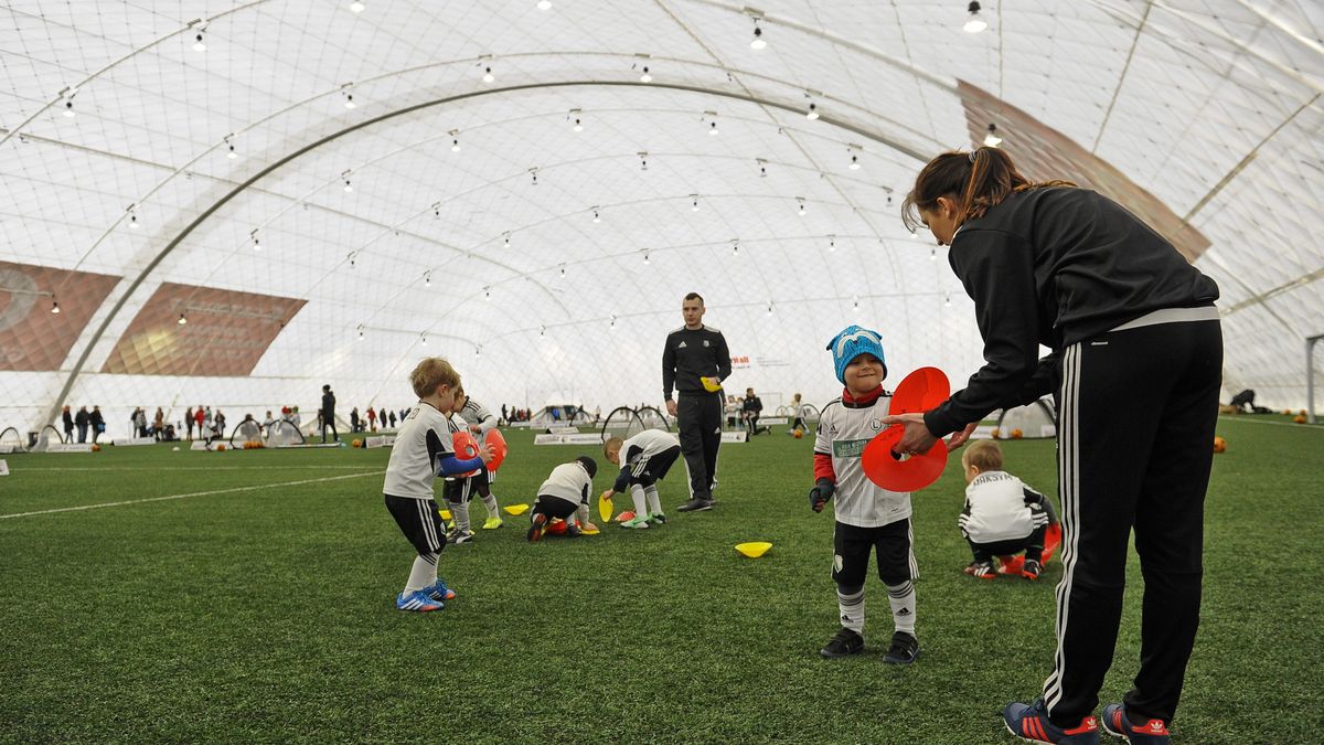 Trening zorganizowany przez klub i szkółkę piłkarską dla dzieci, podczas dnia otwartego na stadionie Legii w Warszawie