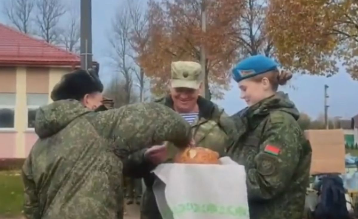 Rosyjski żołnierz został powitany w Białorusi chlebem i solą.