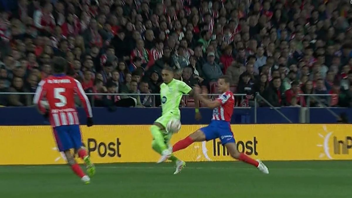 Twitter / Marca / Na zdjęciu: faul Azpilicuety na Raphinhę