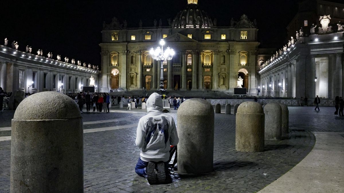 Faithful gather following the death of Pope Francis
epa12045661 A faithful prays in St. Peter's Square as people gather following the death of Pope Francis, in Vatican City, Italy, 21 April 2025. Pope Francis died on 21 April 2025 at the age of 88, according to the Holy See. Born Jorge Mario Bergoglio in Buenos Aires, Argentina, on 17 December 1936, he was appointed leader of the Catholic Church on 13 March 2013, succeeding Pontiff Emeritus Benedict XVI.  EPA/FABIO FRUSTACI 
Dostawca: PAP/EPA.
FABIO FRUSTACI
people, faithful