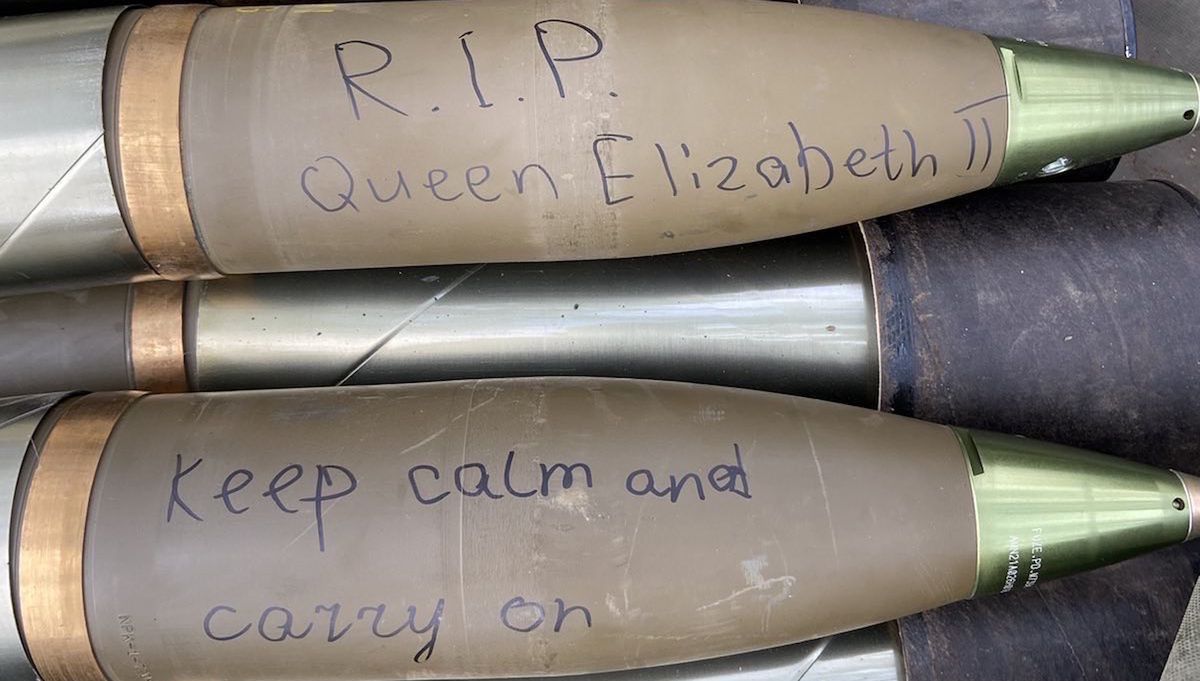 Ukraińcy oddali hołd zmarłej królowej Elżbiecie. Specjalne napisy na pociskach