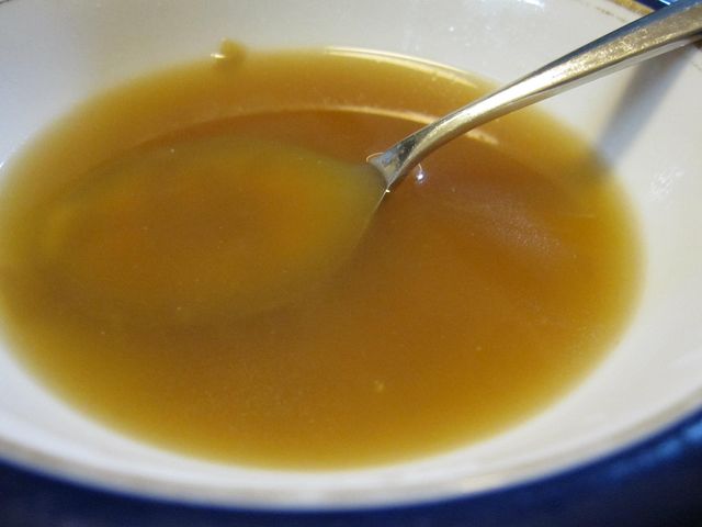 Zupa cebulowa w proszku przygotowana z dodatkiem wody