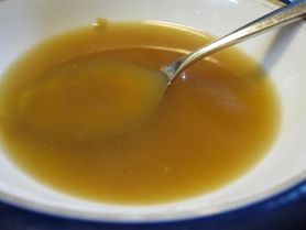 Zupa cebulowa w proszku przygotowana z dodatkiem wody