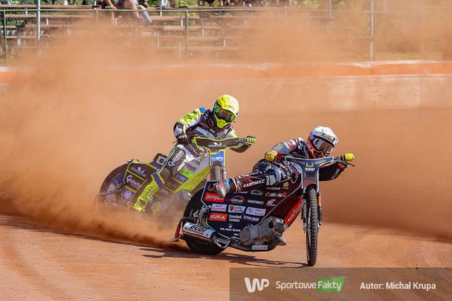 Matic Ivacic (kask żółty) na brak ofert nie narzeka. W Pile chcą, by został