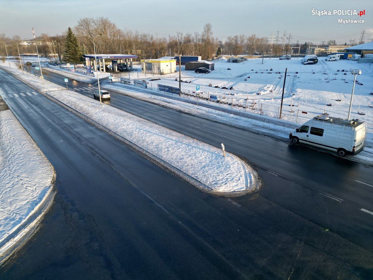 Biały bus zaparkowany przy przejściu. Nie zauważysz go i możesz sporo zapłacić