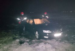 Pijani jeździli po jeziorze Zegrzyńskim. Pod autem załamał się lód