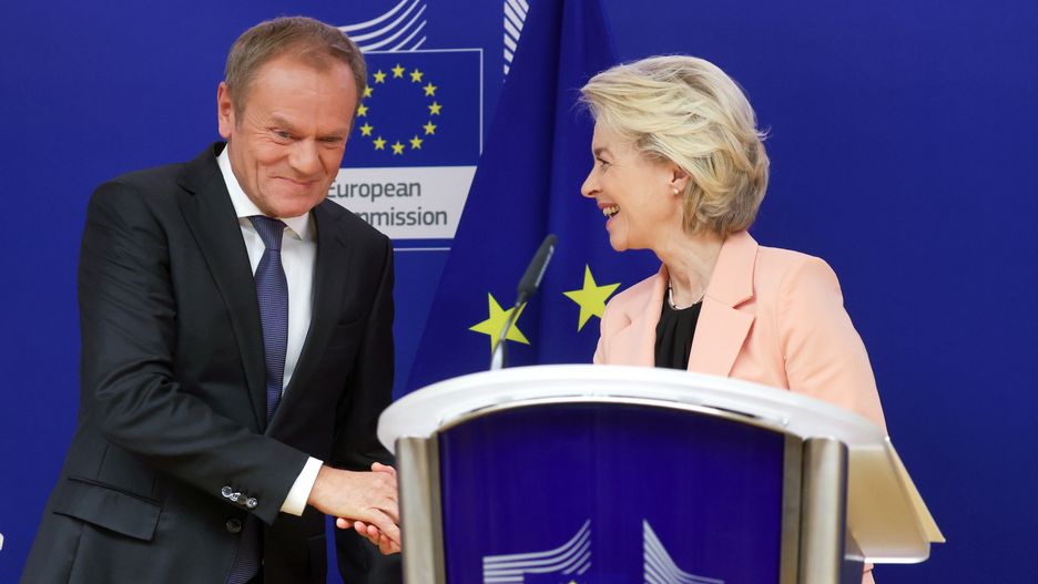Polish leader of main opposition party Civic Platform (PO) Donald Tusk (L) is welcomed by European Commission President Ursula von der Leyen prior to a meeting in Brussels, Belgium, 25 October 2023. The leaders of the opposition alliance, who clinched a majority in Poland's recent elections, have stated their preparedness to assume power with Donald Tusk as the prime minister. This announcement coincides with the country's president commencing consultations on the formation of a new government. EPA/OLIVIER HOSLET Dostawca: PAP/EPA.