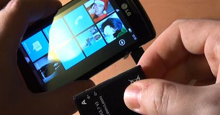 LG Optimus 7 działa bez baterii! [wideo]