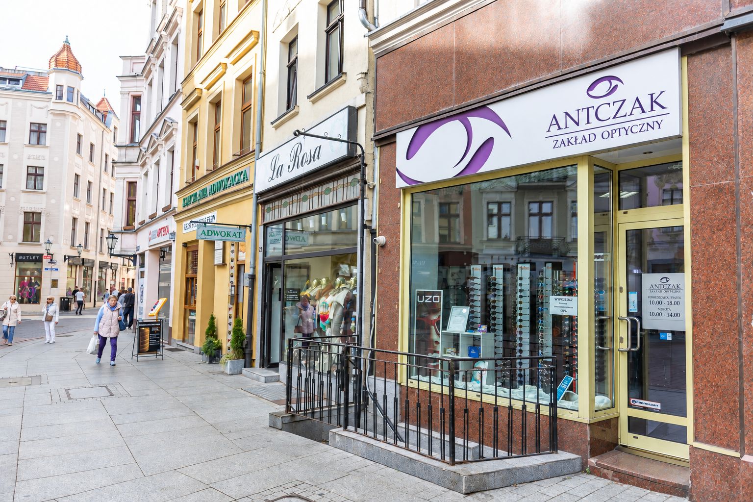 Zakład Optyczny Antczak działa na toruńskiej Starówce od ponad 50 lat. Jak podkreśla Joanna Antczak, córka założyciela i obecna właścicielka salonu, najważniejsze są uczciwość oraz indywidualne podejście do każdego klienta.