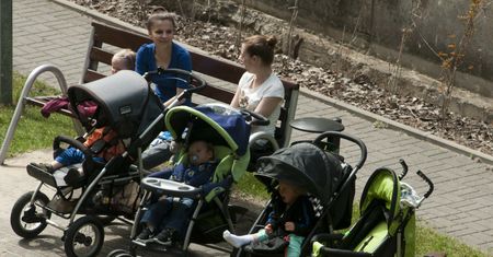 "Demograficzne tsunami". Zrzucili winę na kobiety. Ekspert: to po prostu mit