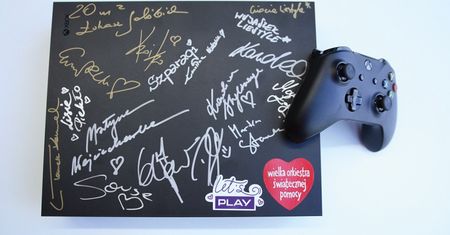 Xbox One X z autografami gwiazd - wylicytuj i wesprzyj WOŚP