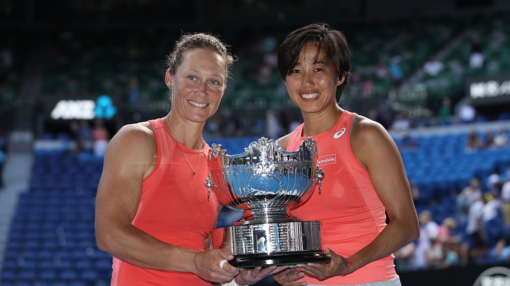 Getty Images / Mark Kolbe / Na zdjęciu: Samantha Stosur i Shuai Zhang, triumfatorki Australian Open 2019 w deblu