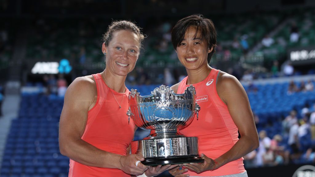 Zdjęcie okładkowe artykułu: Getty Images / Mark Kolbe / Na zdjęciu: Samantha Stosur i Shuai Zhang, triumfatorki Australian Open 2019 w deblu