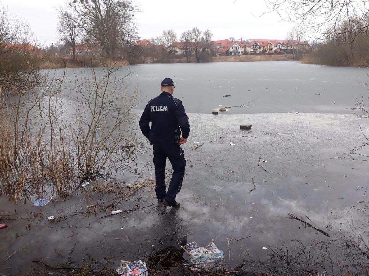 Dzieci bawiły się na zamarzniętym stawku