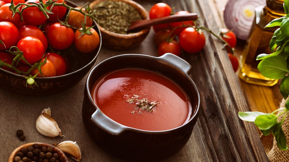 Zupa pomidorowa w proszku przygotowana z dodatkiem wody