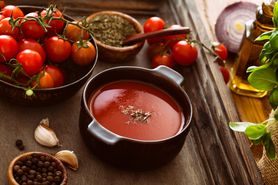 Zupa pomidorowa w proszku przygotowana z dodatkiem wody