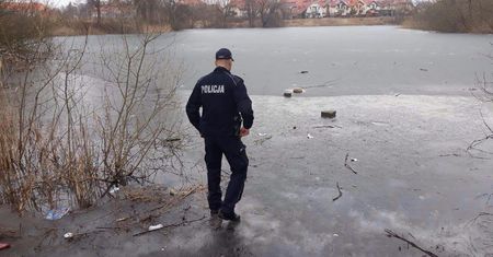 Dzieci bawiły się na zamarzniętym stawku