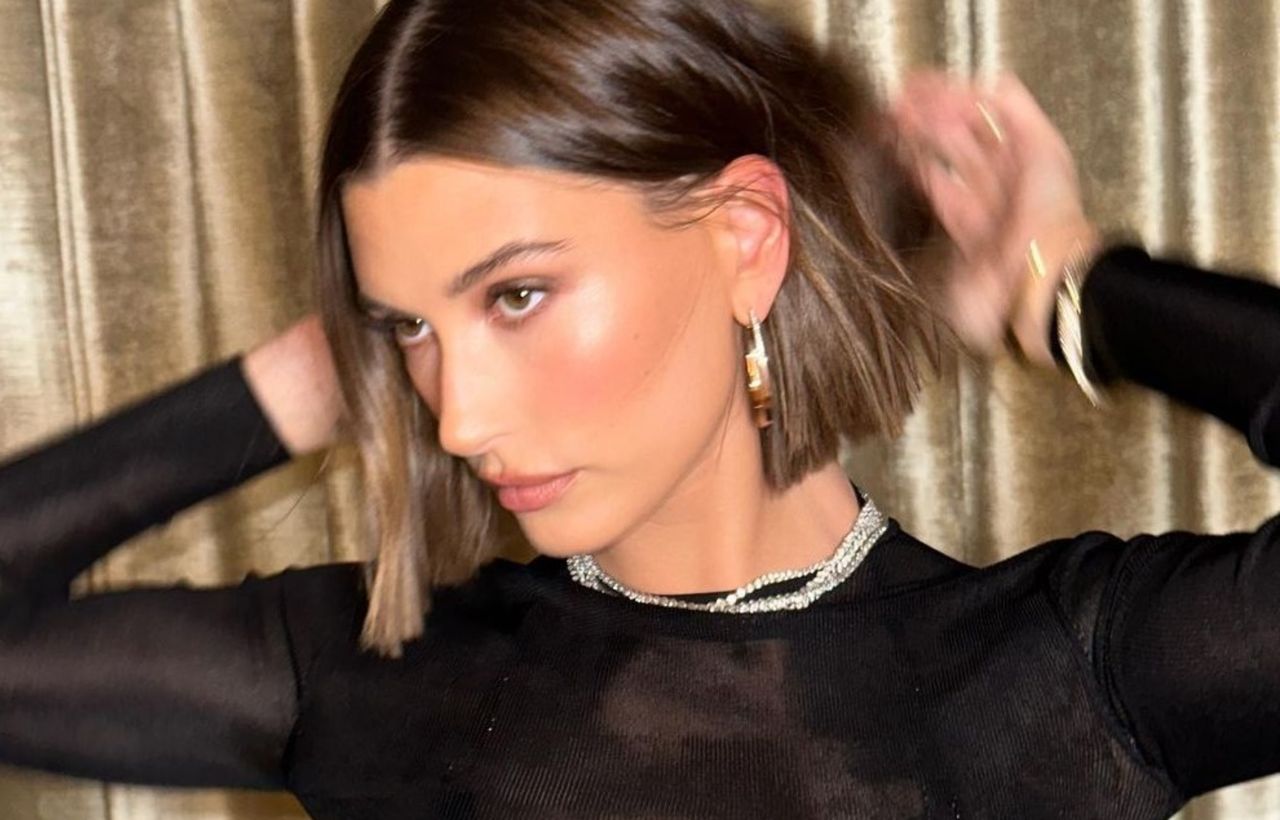 Stylizacje gwiazd na festiwalu Coachella 2023. Hailey Bieber włożyła "brudne" spodnie?