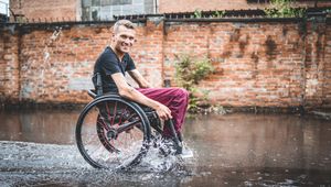 "Chyba nie chciałbym się cofnąć w czasie". Po wypadku znalazł sens życia w pomaganiu innym