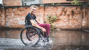 "Chyba nie chciałbym się cofnąć w czasie". Po wypadku znalazł sens życia w pomaganiu innym