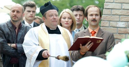 "Blondynka": Lubaszenko w roli korpulentnego księdza. Tylko to mu zostało?