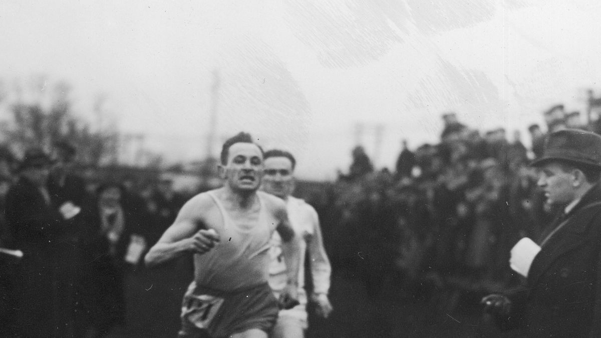 Józef Noji wygrywa bieg przed Januszem Kusocińskim Zdjęcie z 1939 roku