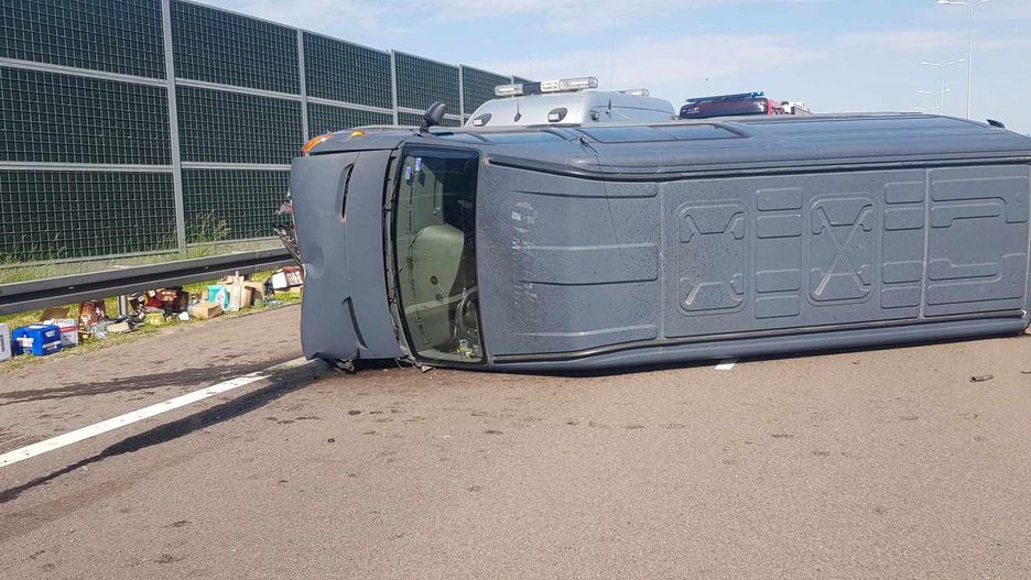 Na S12 wywrócił się bus