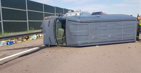 Wypadek na S 12. Pękła opona. Bus się przewrócił