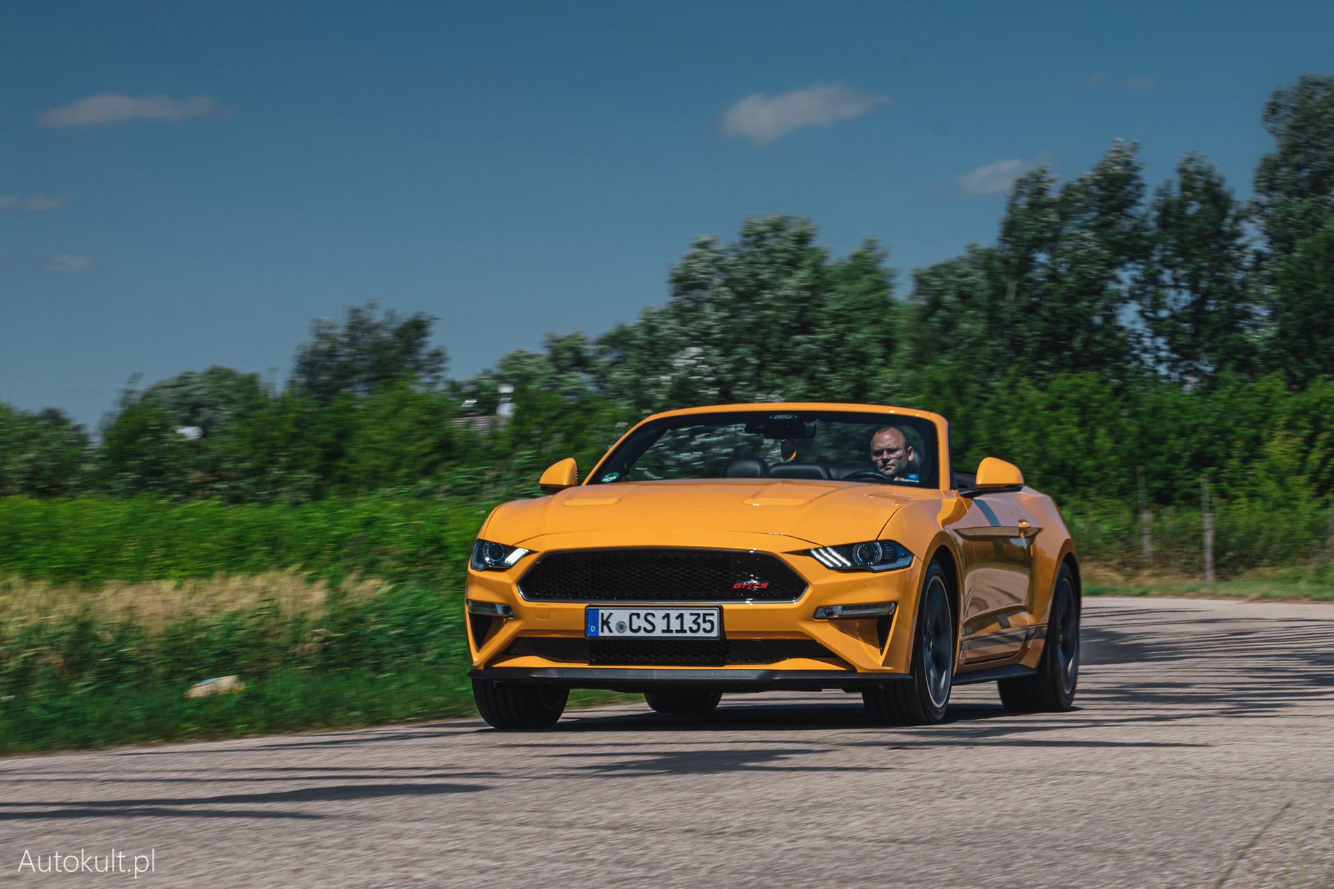 W zakręty Mustang wchodzi mocno i z wielką gracją, ale trzeba się przyzwyczaić do długiego przodu
