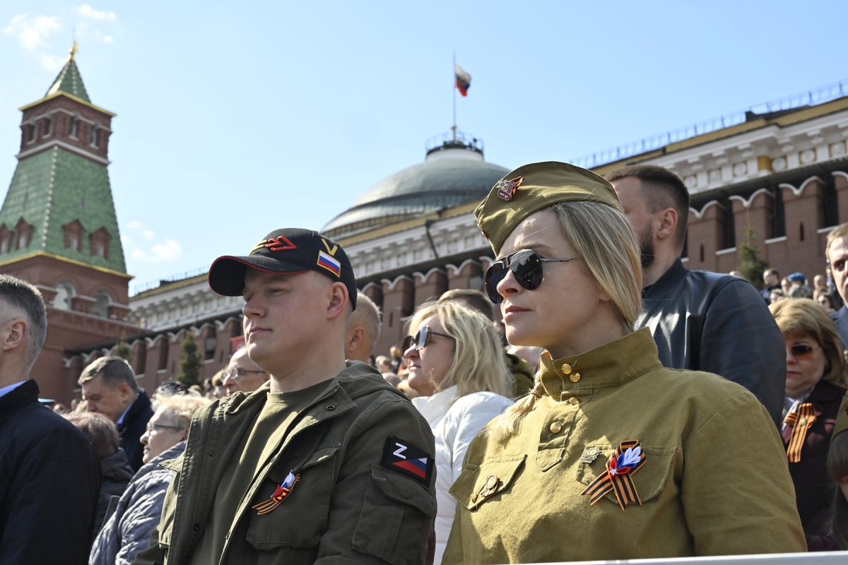 Mieszkańcy Moskwy na Placu Czerwonym świętują rosyjskie zwycięstwa. Tylko czy jest co świętować?  