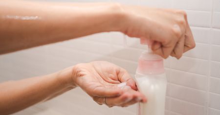 Higiena intymna kobiet – jak o nią dbać? Zasady pielęgnacji intymnej na co dzień, w czasie miesiączki, ciąży, menopauzy