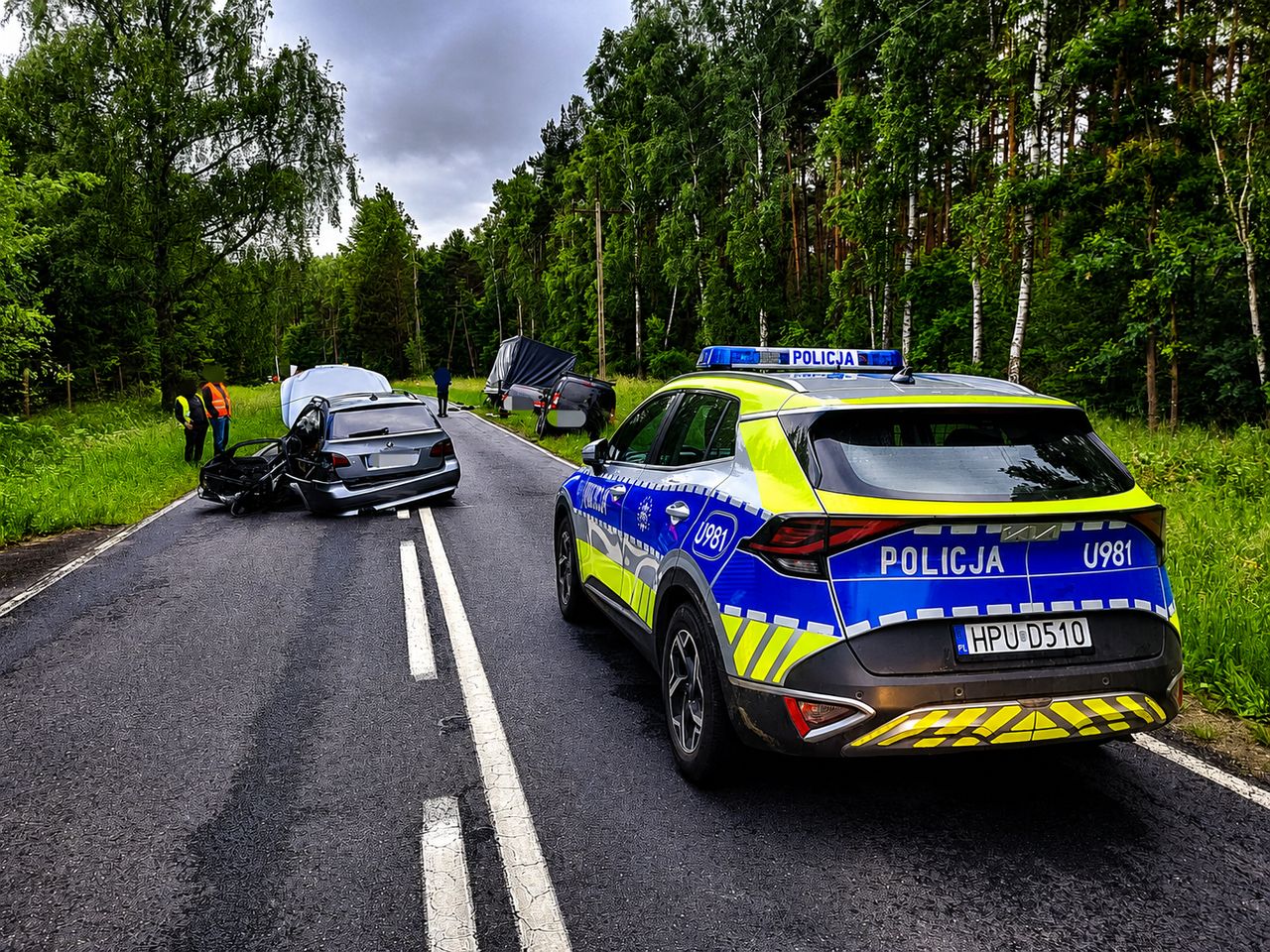 Groźny wypadek na DW188. Zderzyły się trzy pojazdy, jedna osoba trafiła do szpitala
