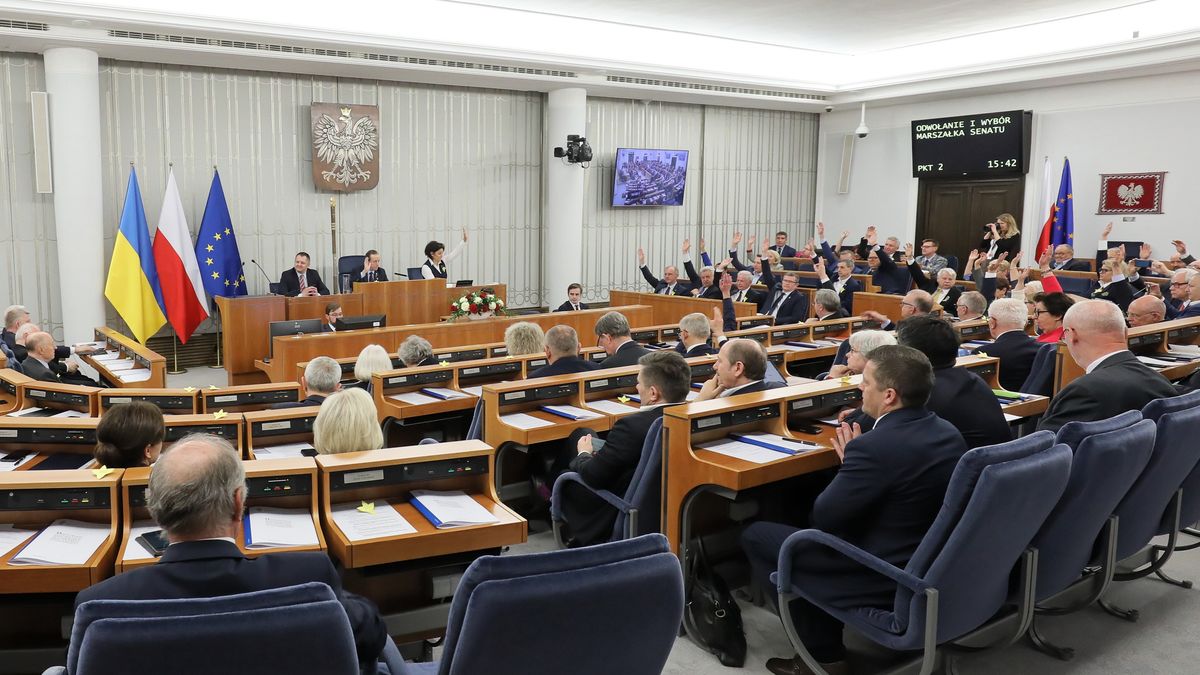 Na zdjęciu senatorowie na sali w trakcie głosowania
