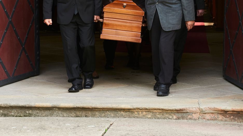 Pijani pracownicy zakładu pogrzebowego przyjechali po zmarłą. Szok na Śląsku